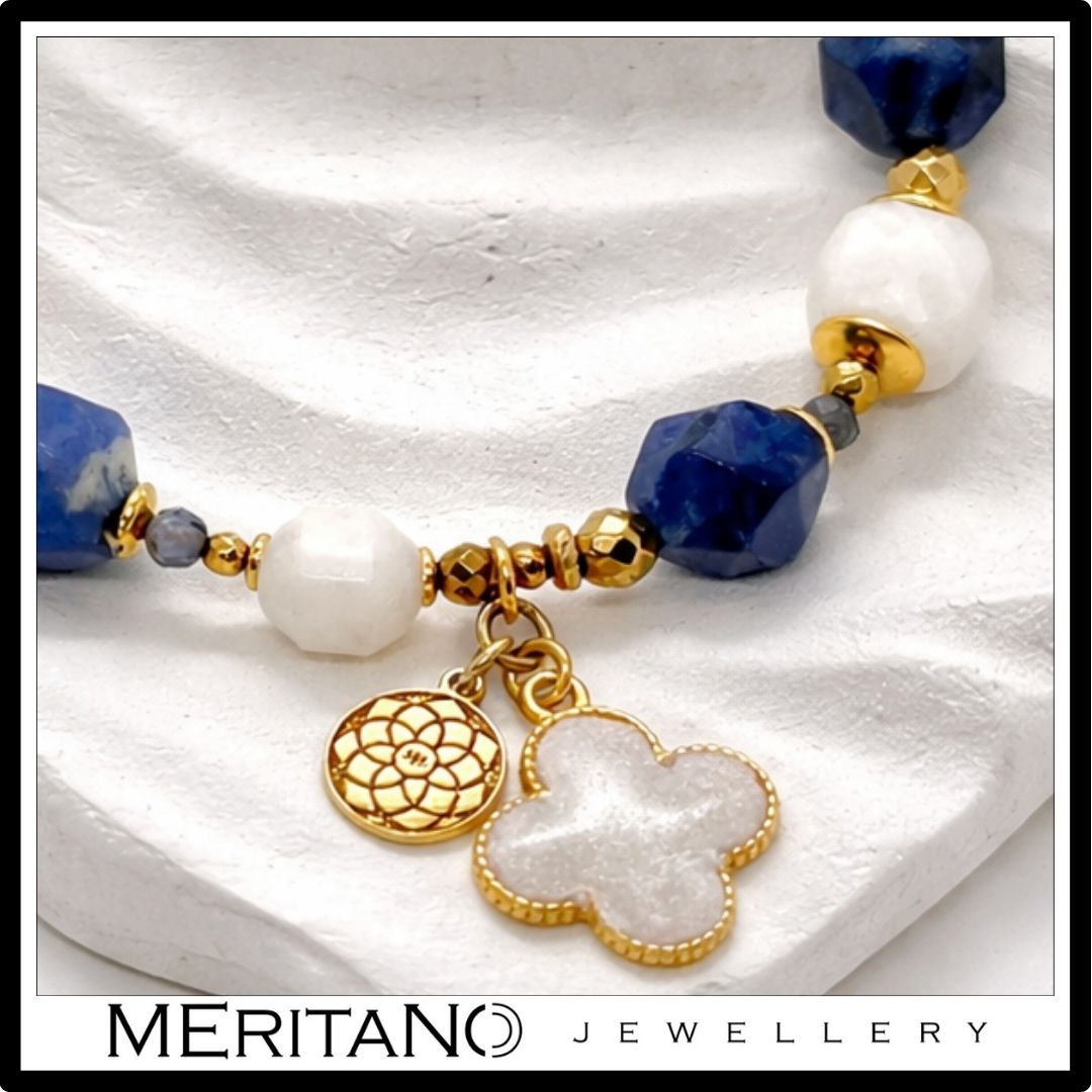 Bransoletka z kamieniem księżycowym i sodalitem, białe i niebieskie kamienie, zapięcie na patyczek - zbliżenie na zawieszkę