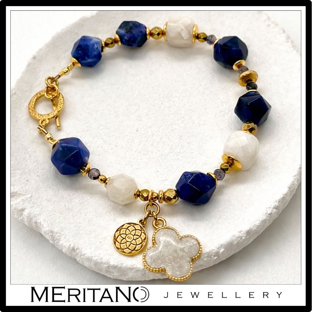 Bransoletka z kamieniem księżycowym i sodalitem, białe i niebieskie kamienie, zapięcie na patyczek - widok na tacy