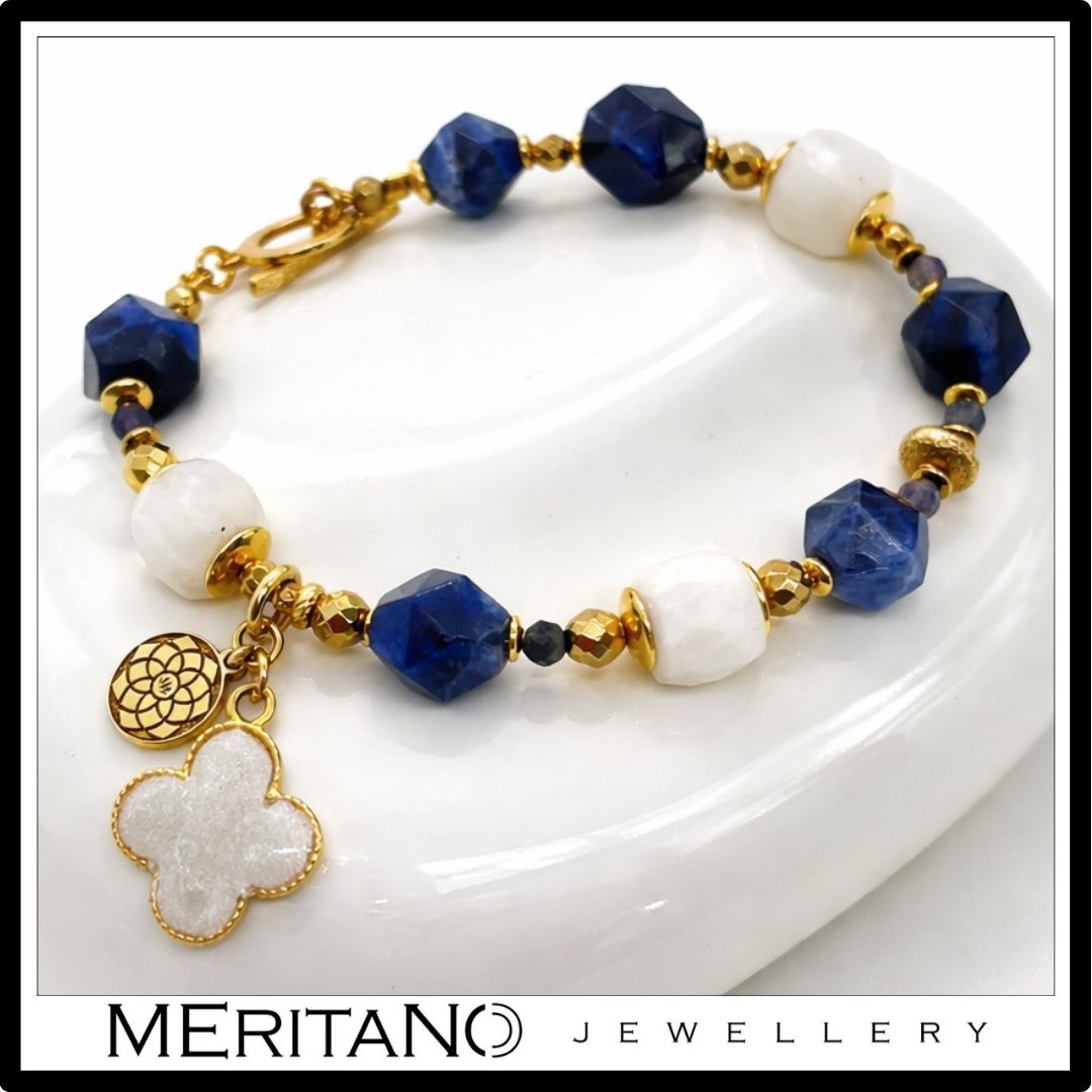 Bransoletka z kamieniem księżycowym i sodalitem, białe i niebieskie kamienie, zawieszka z koniczyną