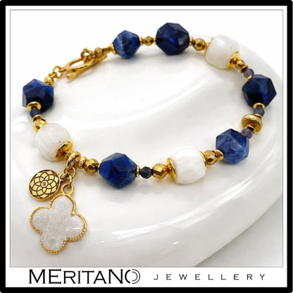 Bransoletka z kamieniem księżycowym i sodalitem, białe i niebieskie kamienie, zawieszka z koniczyną