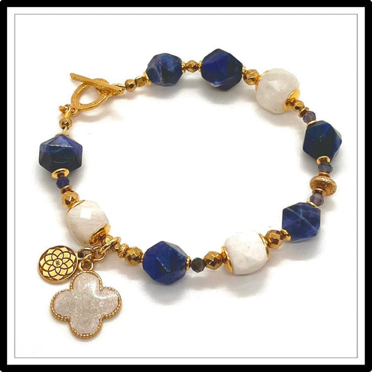 Kamień księżycowy bransoletka z koniczyną i sodalitem. Widok z góry.