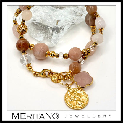 Podwójna bransoletka z kamieni naturalnych z monetą. Widok na detale.