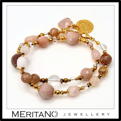 Podwójna bransoletka z kryształem górskim i morganitem. Zawieszka koniczyna i moneta. Srebro pozłacane. Widok z przodu.