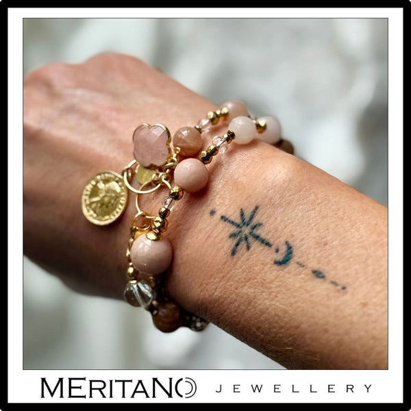 Bransoletka z monet i koniczyną kwarc różowy. Kamień słoneczny i morganit. Widok na ręce.