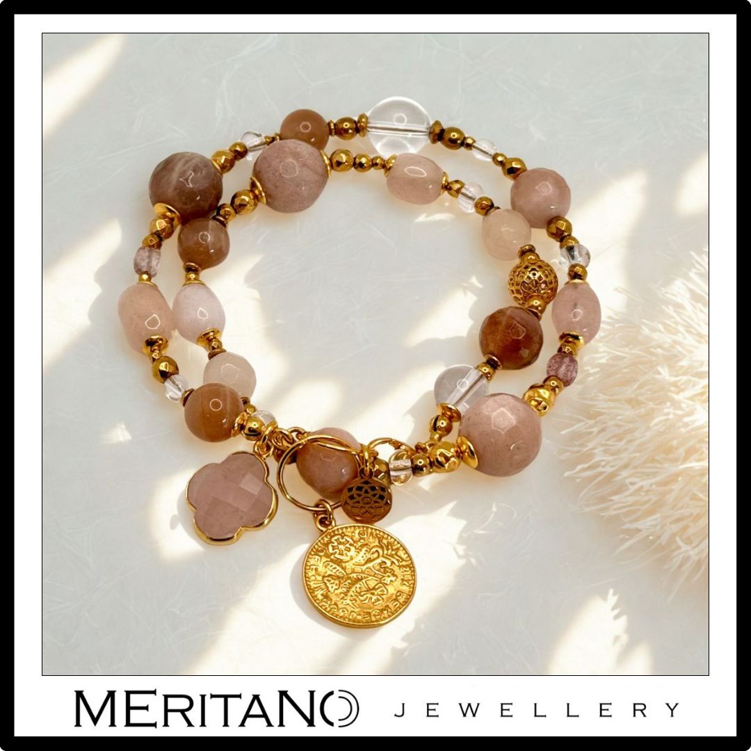 Bransoletka z różowych kamieni morganit i kamień słoneczny. Zawieszka moneta.