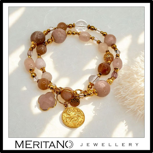 Bransoletka z różowych kamieni morganit i kamień słoneczny. Zawieszka moneta.