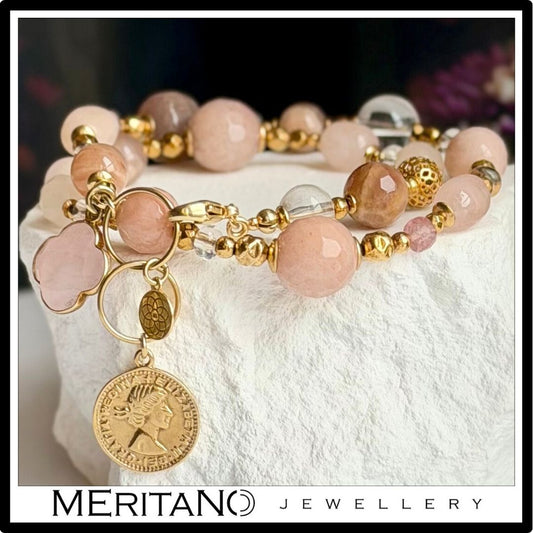 Bransoletka z różowych kamieni morganit i kamień słoneczny,  zawieszka koniczyna kwarc różowy i moneta ze srebra pozłacanego, leżąca na białym gipsie