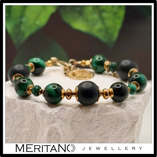 Bransoletka z onyksem , kocim okiem i malachitem, czarno-zielona, złota zawieszka - widok z boku