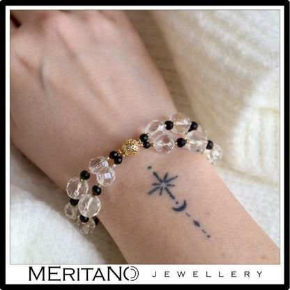 Bransoletek z kryształem górskim i turmalinem, podwójna, złote dodatki na ręce