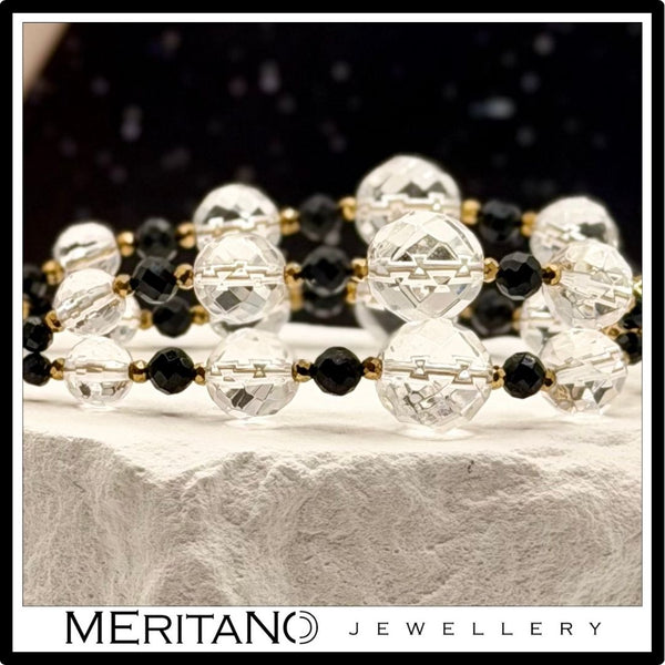 Bransoletek z kryształem górskim i turmalinem, podwójna, złote dodatki - widok z boku, skala kamieni