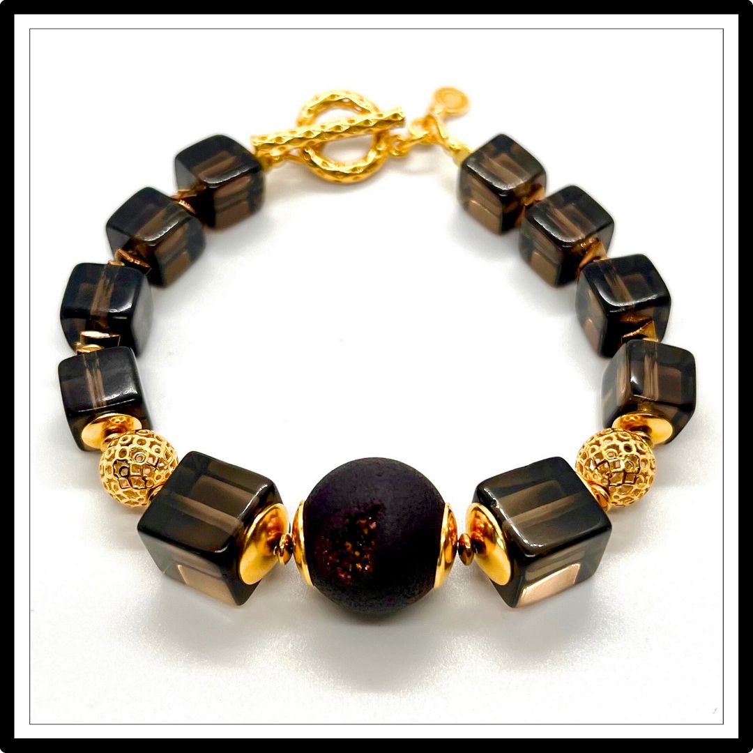 Bransoletka z kwarcem dymnym i agatem, złote detale. Widok z góry