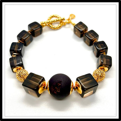 Bransoletka z kwarcem dymnym i agatem, złote detale. Widok z góry