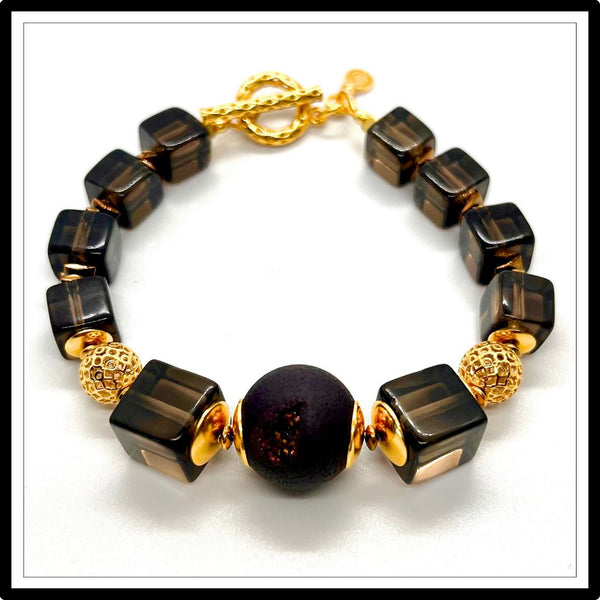 Bransoletka z kwarcem dymnym i agatem, złote detale. Widok z góry