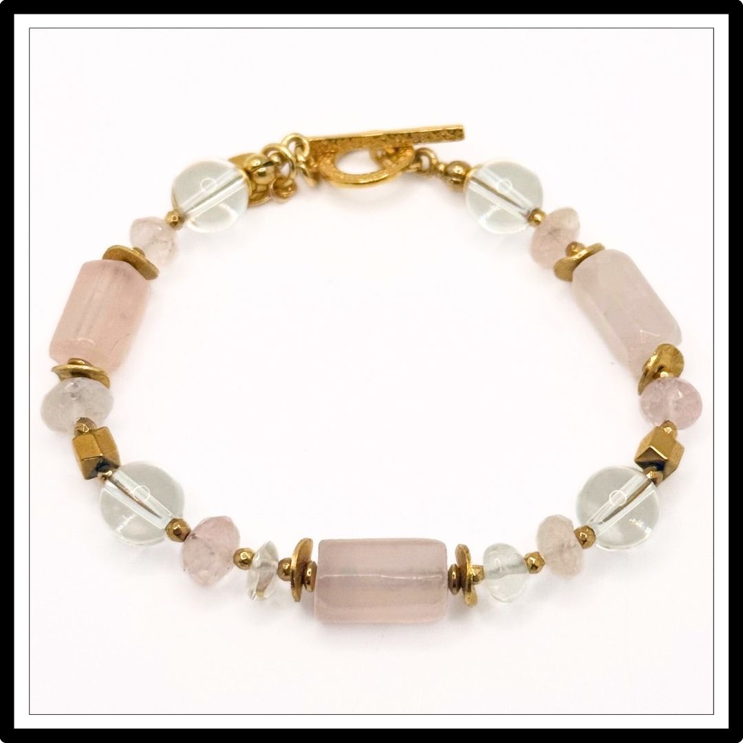 Bransoletka z różowym kwarcem , kryształem górskim i morganitem - widok na białym tle