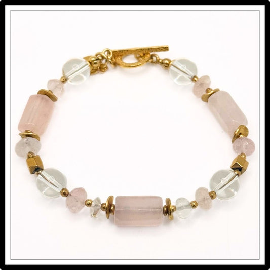 Bransoletka z różowym kwarcem , kryształem górskim i morganitem - widok na białym tle