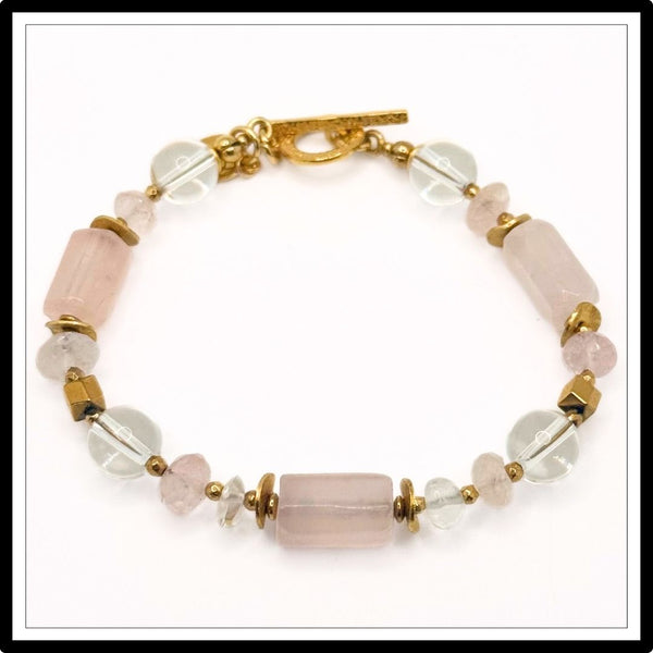Bransoletka z różowym kwarcem , kryształem górskim i morganitem - widok na białym tle