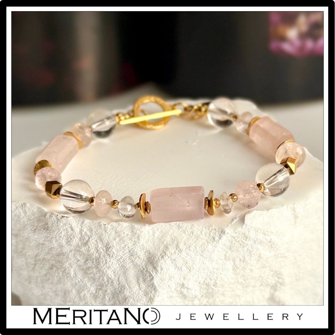 Bransoletka różowy kwarc, kryształ górski i morganit - widok na białym kamieniu