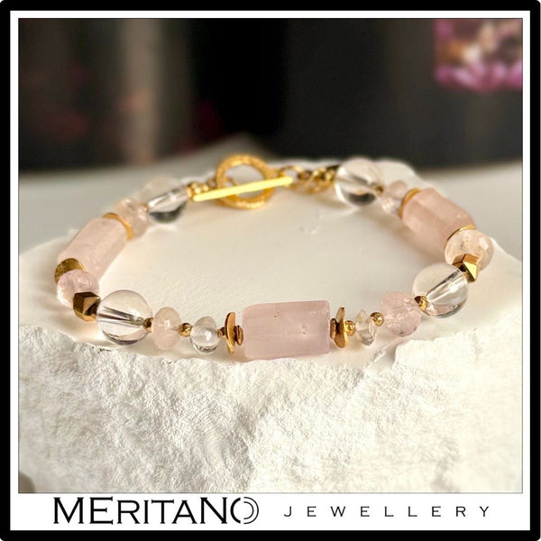 Bransoletka różowy kwarc, kryształ górski i morganit - widok na białym kamieniu