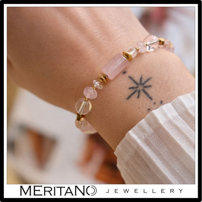 Bransoletka z różowym kwarcem , kryształem górskim i morganitem - widok na ręce