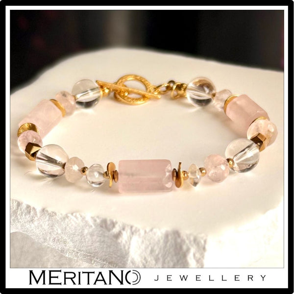 Bransoletka z różowym kwarcem , kryształem górskim i morganitem - widok na białym kamieniu