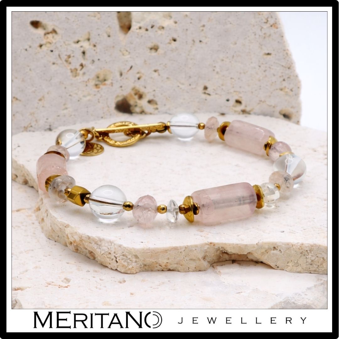 Bransoletka z różowym kwarcem , kryształem górskim i morganitem w jasnym kolorze - widok na jasnym kamieniu