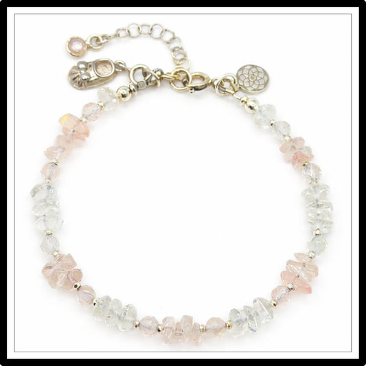 Bransoletka z kwarcem różowym, kryształem górskim, srebrna na białym tle