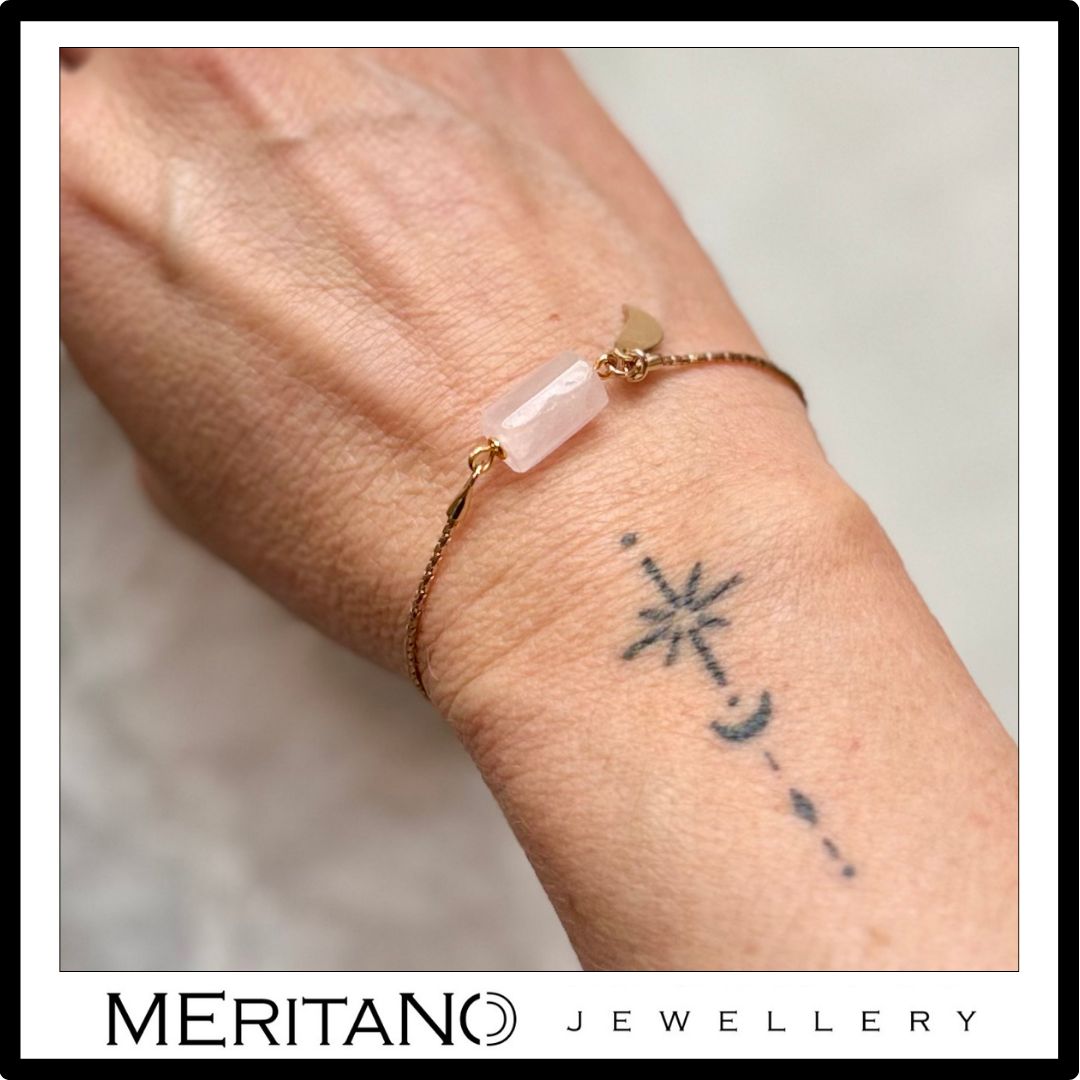 Bransoletka różowy kwarc na łańcuszku - widok na ręce