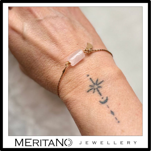 Bransoletka różowy kwarc na łańcuszku - widok na ręce