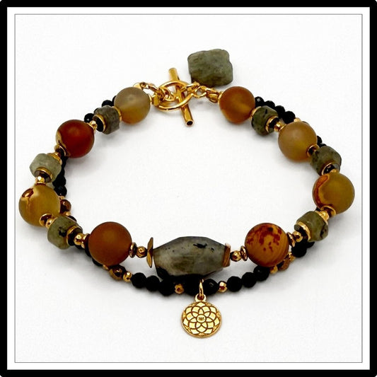 Bransoletka z labradorytem i brązowym agatem oraz turmalinem. Widok z góry.