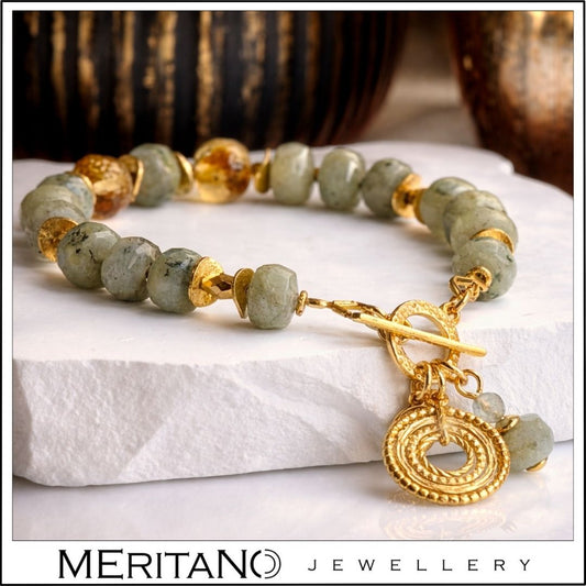 Bransoletka z labradorytem i cytrynem w złocie, ułożona na białym kamieniu z gipsu