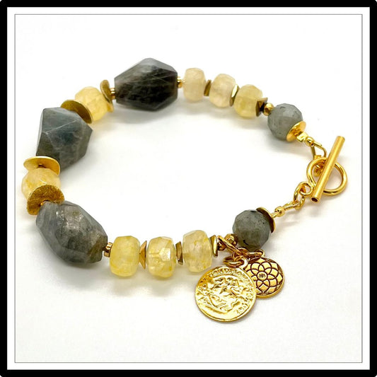 Bransoletka z cytrynem i labradorytem. Moneta pozłacana. Widok z góry.