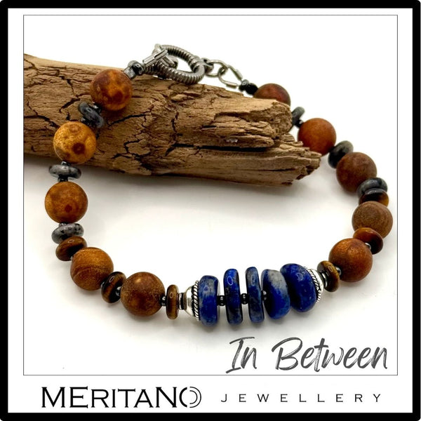 Bransoletka z lapis lazuli i agatem przy drewnie