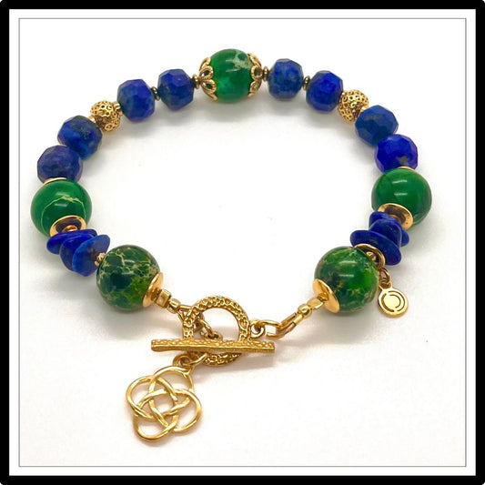 Bransoletka lapis lazuli i jaspis, złota zawieszka. Widok z góry.