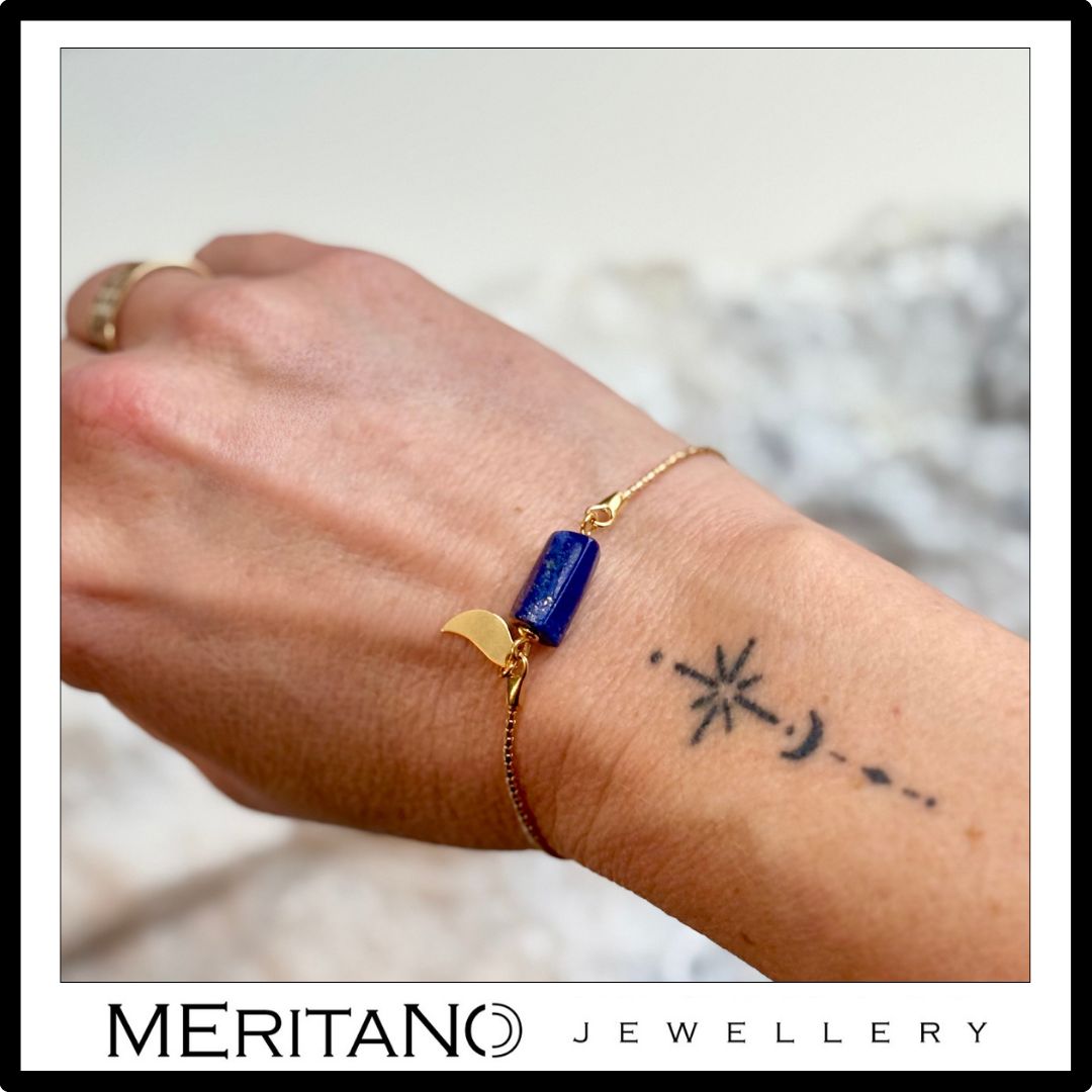 Bransoletka łańcuszkowa z lapis lazuli - widok na ręce