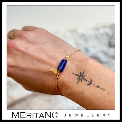 Bransoletka łańcuszkowa z lapis lazuli - widok na ręce