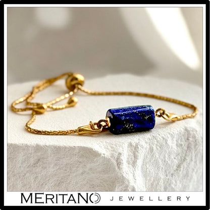 Bransoletka łańcuszkowa z lapis lazuli, srebro pozłacane - widok na kamieniu