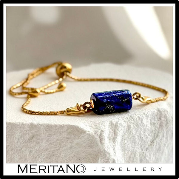 Bransoletka łańcuszkowa z lapis lazuli, srebro pozłacane - widok na kamieniu