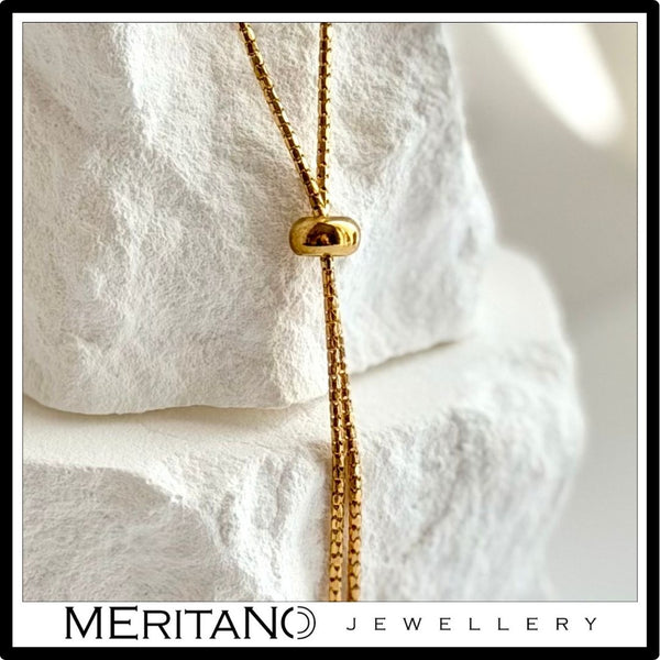 Bransoletka łańcuszkowa z lapis lazuli, srebro pozłacane - zbliżenie na zapięcie