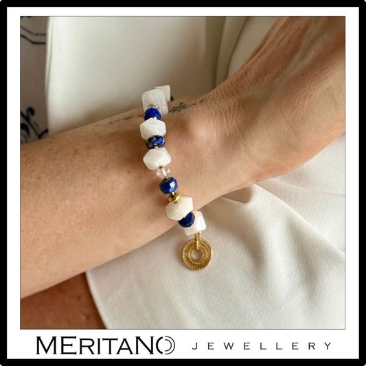 Bransoletka z lapis lazuli i kamieniem księżycowym na ręce Bransoletka z lapis lazuli i kamieniem księżycowym na ręce