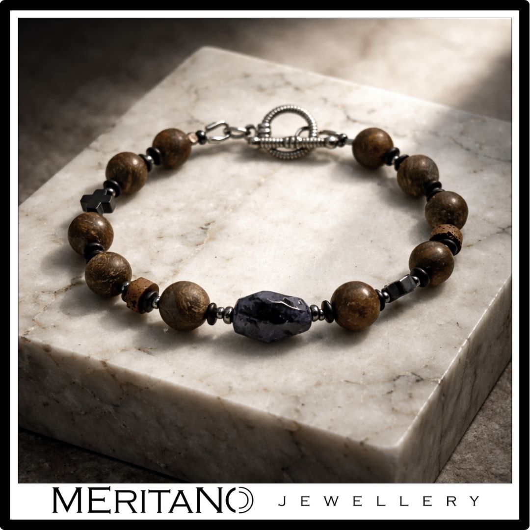 Bransoletka męska z kamieni - bronzyt i iolit leżąca na marmurze