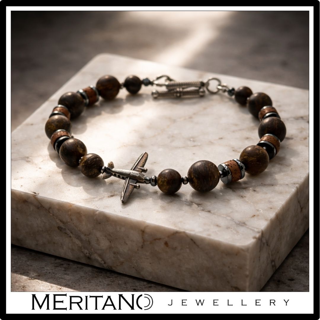 Bransoletka męska z bronzytem i hematytem z samolotem ze srebra na jasnym marmurze