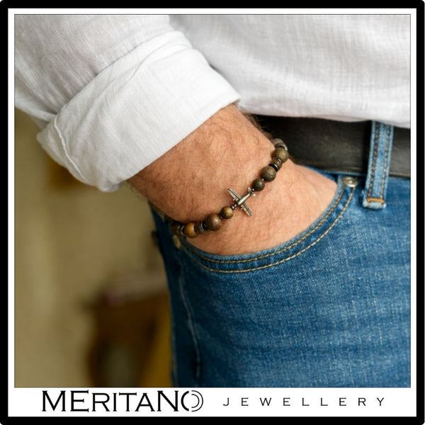 Bransoletka męska z bronzytem i hematytem z samolotem ze srebra - stylizacja na ręce z biała koszula i dżinsami