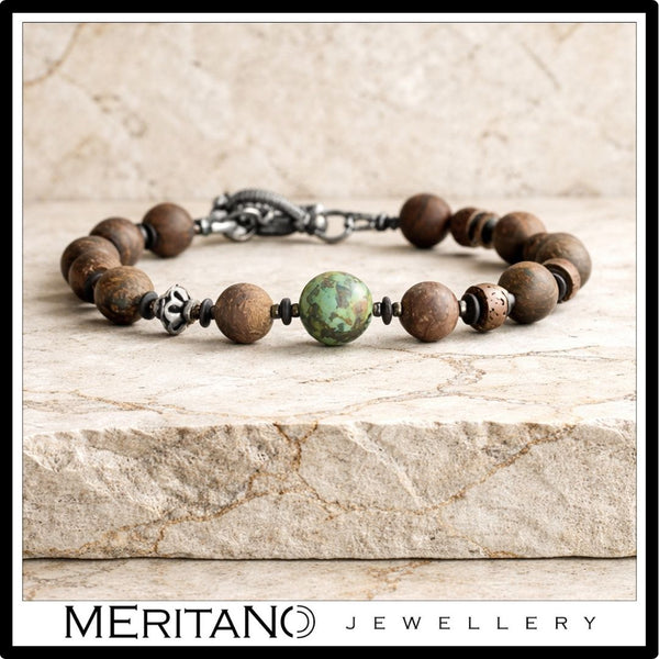 Bransoletka męska z kamieni - bronzyt i turkus - widok na jasnym tle