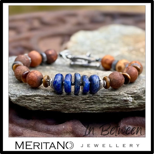 Bransoletka męska z kamieni naturalnych agat i lapis lazuli, leżąca na skale Bransoletka męska z kamieni naturalnych agat i lapis lazuli, leżąca na skale