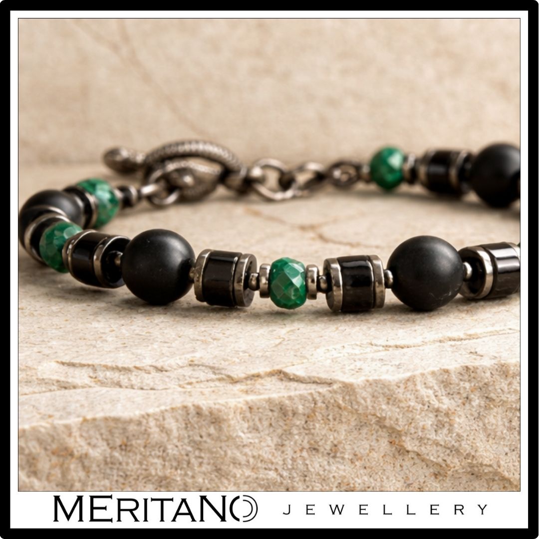 Męska bransoletka z czarnym turmalinem, onyksem i malachitem na jasnym kamieniu - zbliżenie