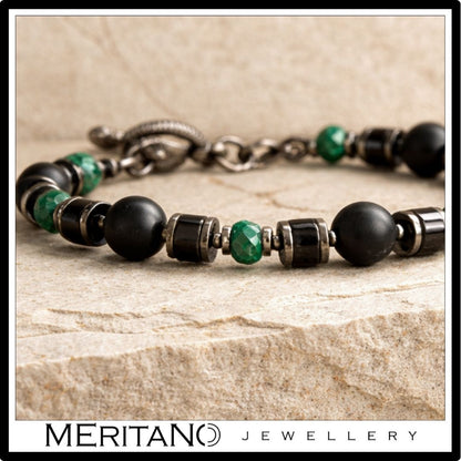 Męska bransoletka z czarnym turmalinem, onyksem i malachitem na jasnym kamieniu - zbliżenie