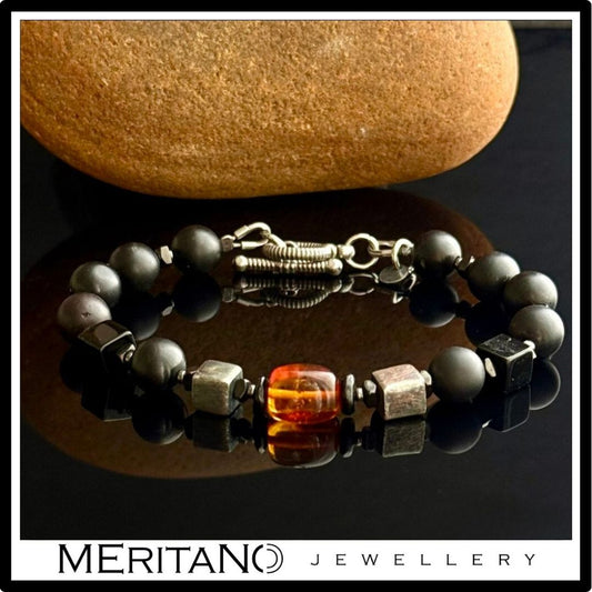 Bransoletka męska z turmalinem, onyksem i bursztynem z dodatkiem srebra. Biżuteria autorska Meritano Jewellery. Widok na czarnym tle. Bransoletka męska z turmalinem, onyksem i bursztynem z dodatkiem srebra. Biżuteria autorska Meritano Jewellery. Widok na czarnym tle.