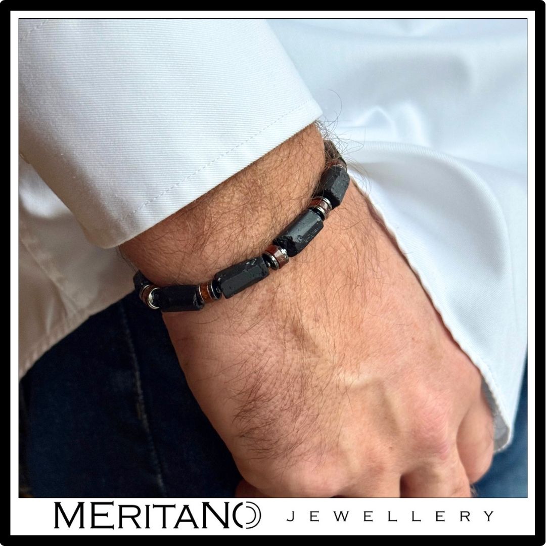 Męska bransoletka z kamieni naturalnych turmalin i granat na ręce.