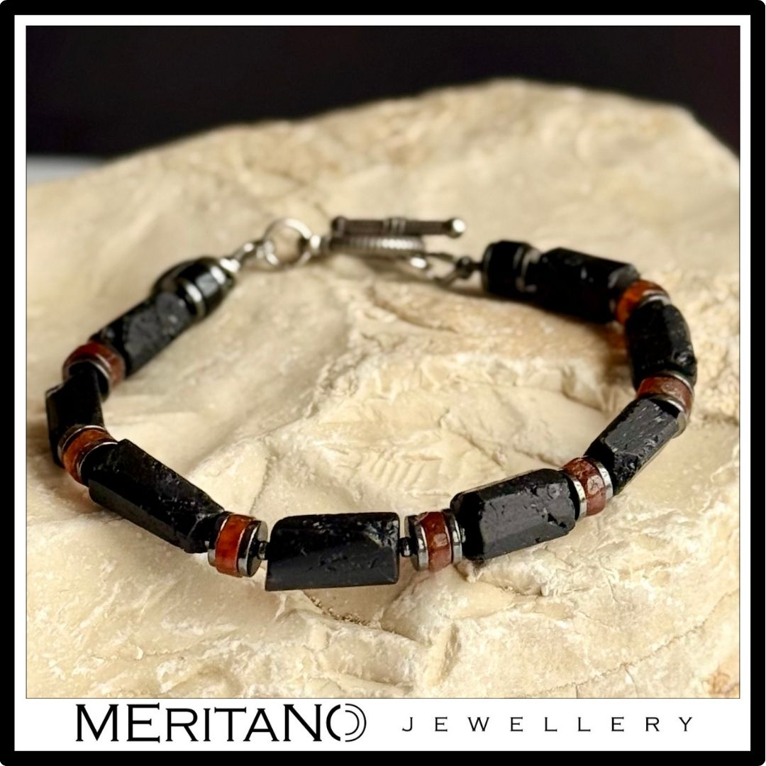 Bransoletka męska z kamieni czarny turmalin i granat. Widok na kamieniu