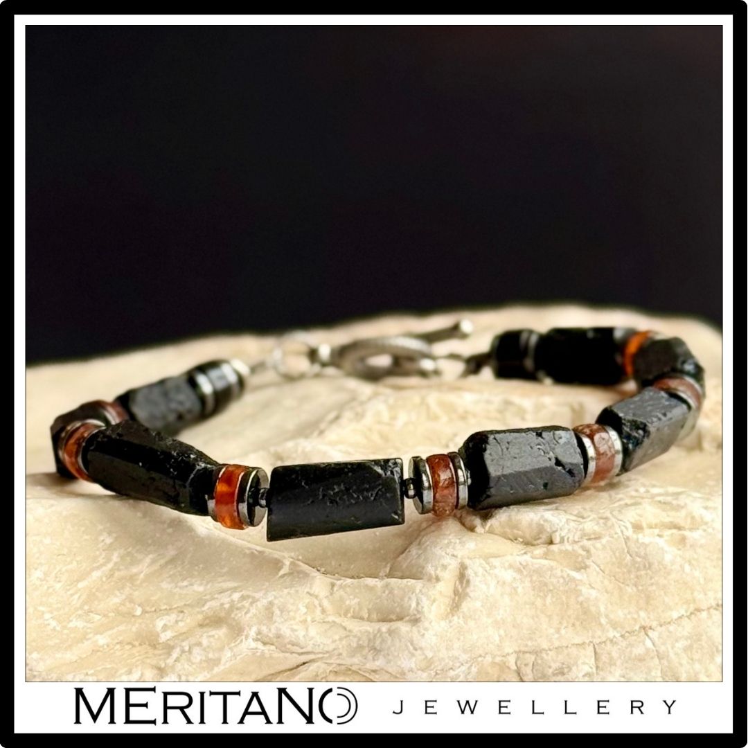 Bransoletka męska z kamieni - turmalin i granat hessonit. Widok na kamieniu